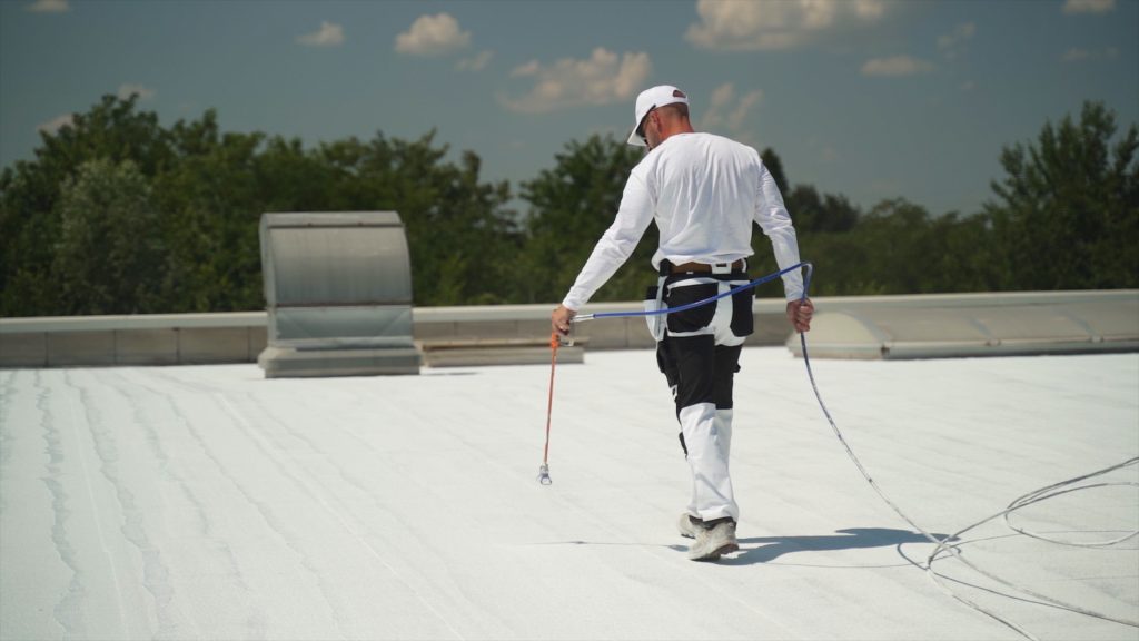 Application peinture blanche toit plat